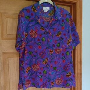 VINTAGE, GORGEOUS PERIWINKLE, SILK,FLORAL BUTTON FRONT, COLLARED BLOUSE.MEDIUM.